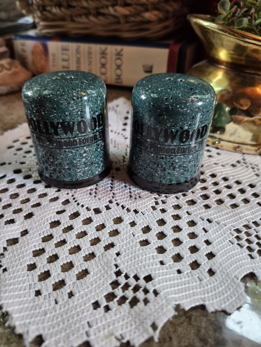 Dollywood Souvenir Salt&Pepper Shakers Green Speckled Dollywood Pigeon Forge TN.
